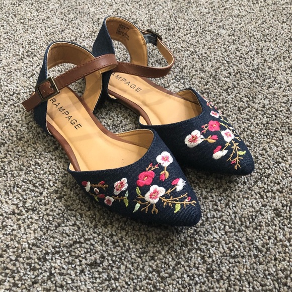 Cute summer flats. - Picture 1 of 3
